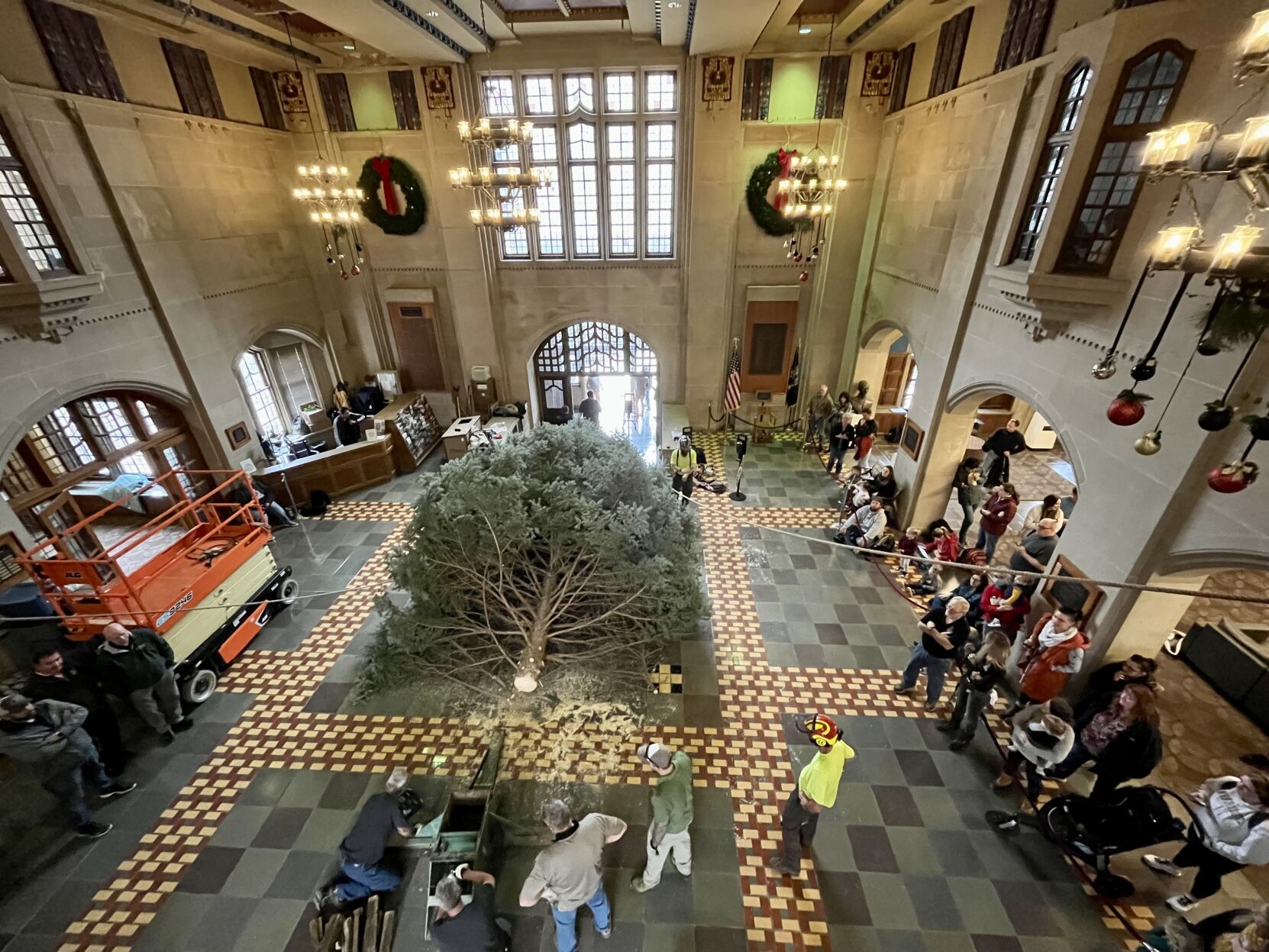 11/28/22 PMU Christmas tree arrives from Lafayette, overview of the set up